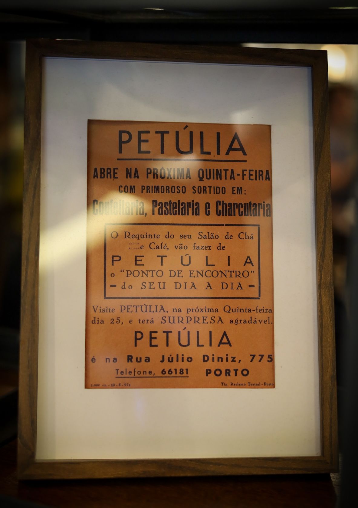 foto de um cartaz laranja com texto convidando para a inaugurar a Petúlia