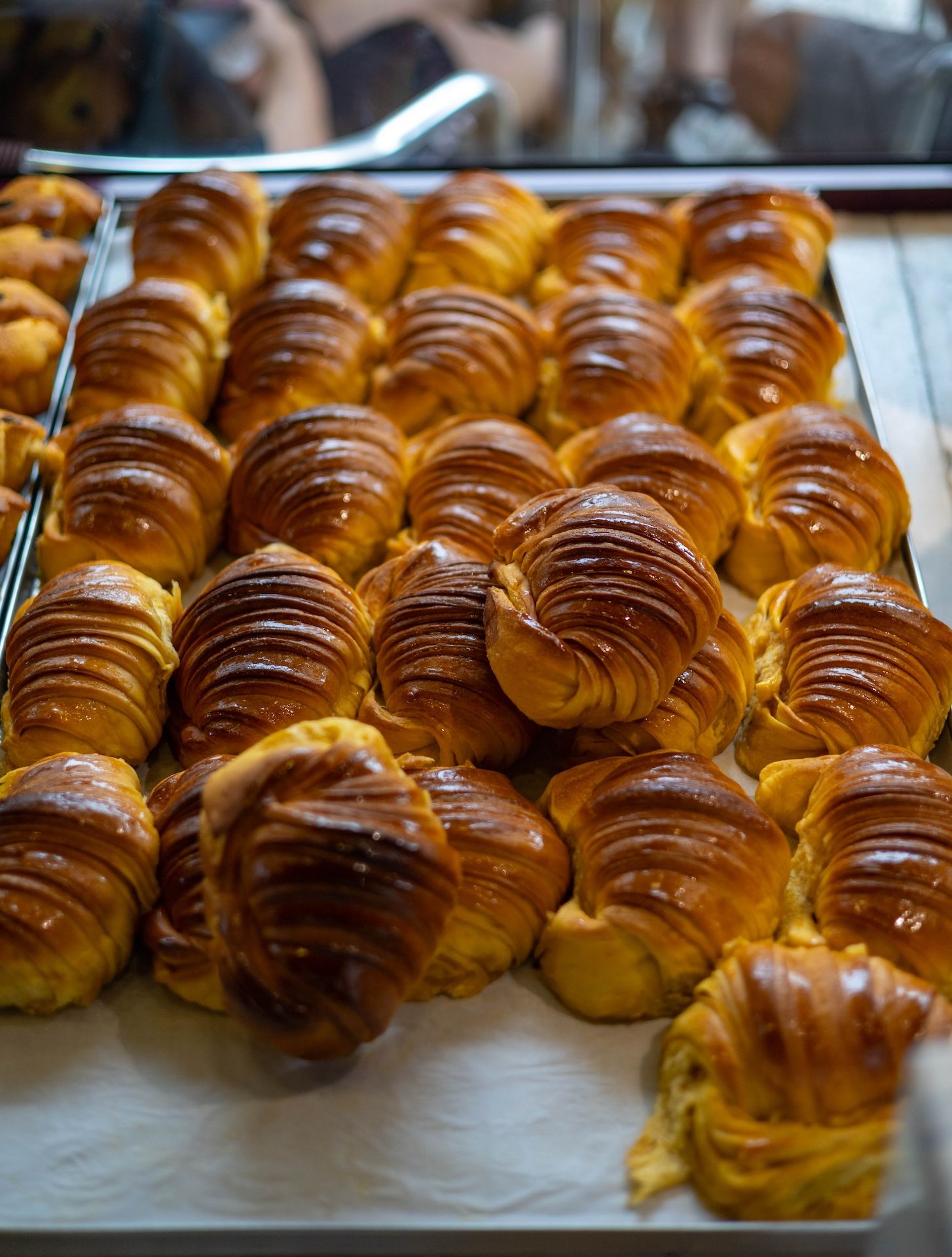 pastelaria variada como eclairs, natas e delícias