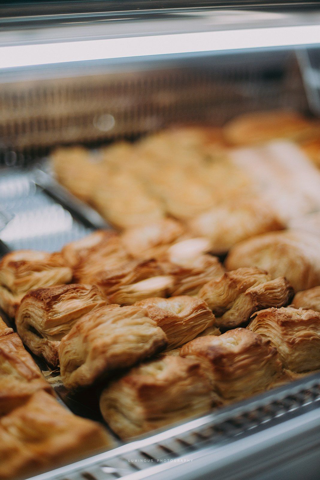 pastelaria variada como eclairs, natas e delícias